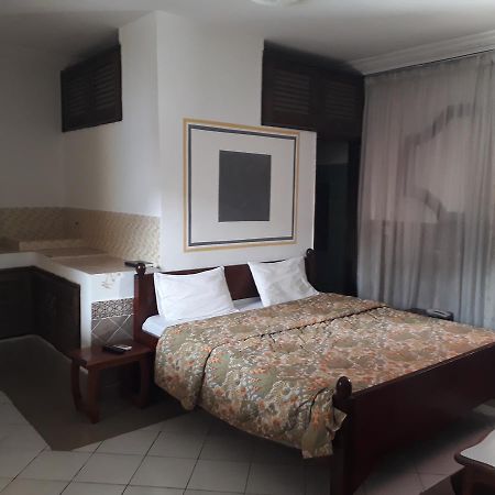 Hotel Residence Seven 7 Abidjan Exterior photo